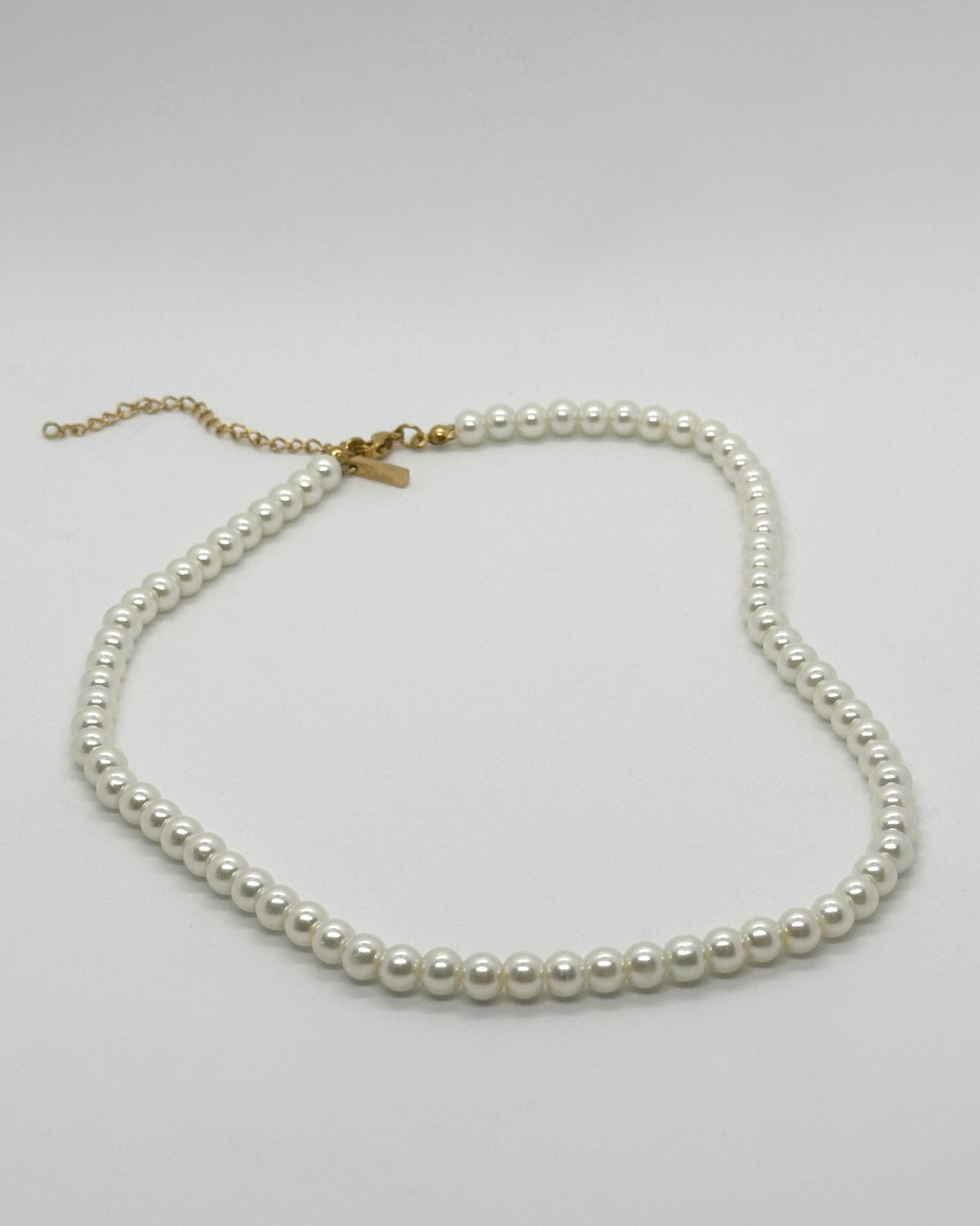 Collar de perlas acrílicas